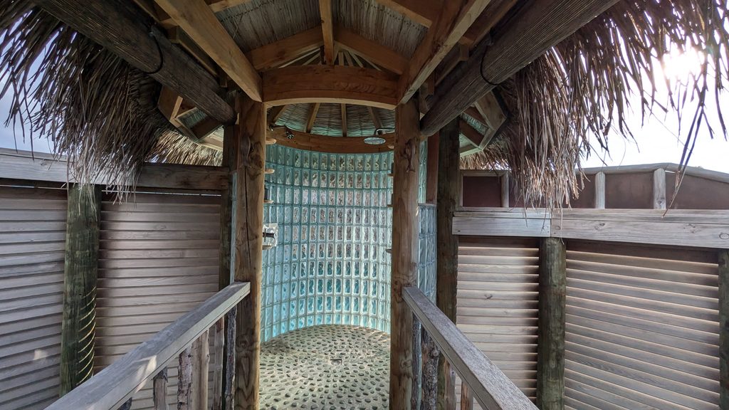 Gili Lankanfushi半分シースルーのシャワールーム