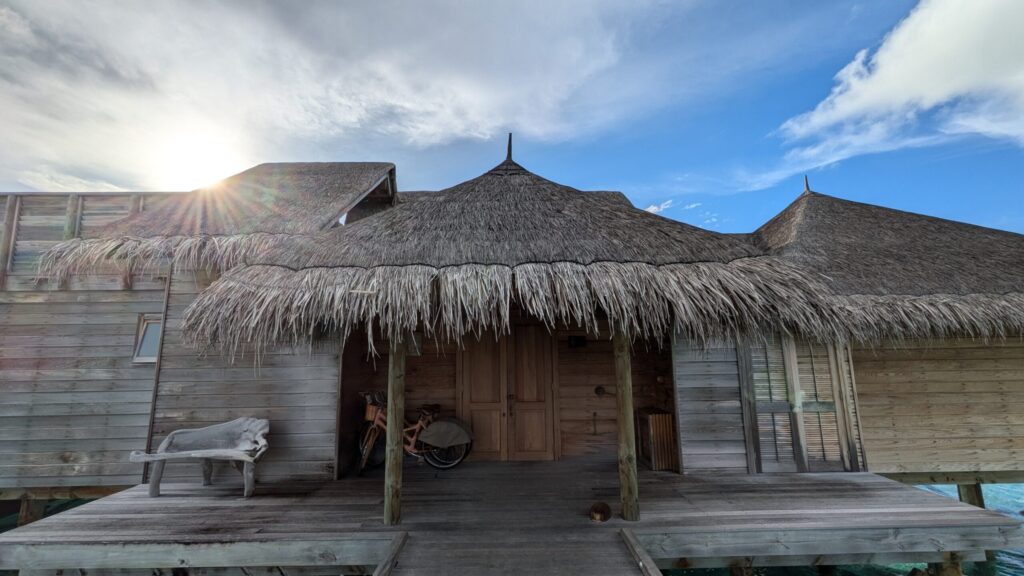 Gili Lankanfushi Villa Suiteの外観、桟橋に面したエントランス