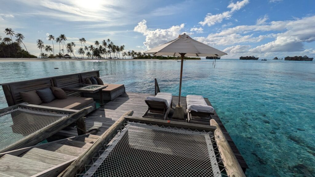 Villa Suiteの広々としたデッキから望む海の景色