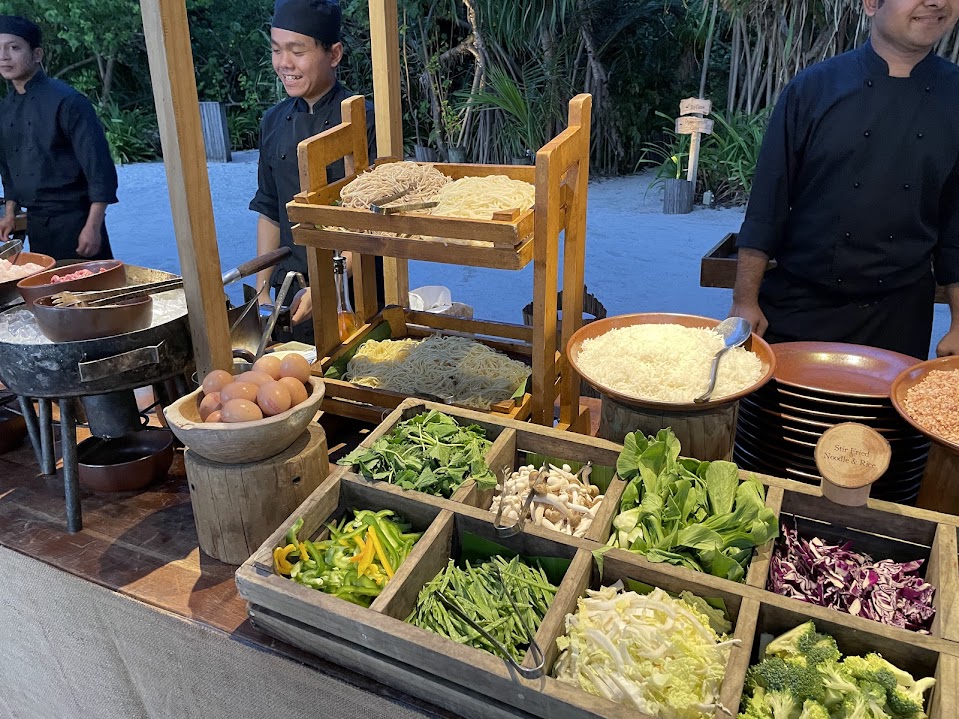 麺と野菜のステーションで調理するスタッフたち