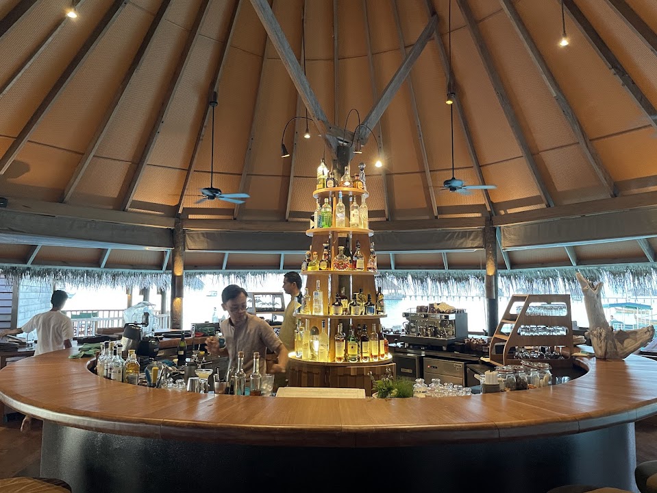 水上の「Overwater Bar」、印象的なボトルタワー