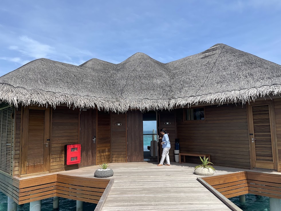 Huvafen FushiのTwo Bedroom Ocean Pavilionの外観、桟橋とスタッフ