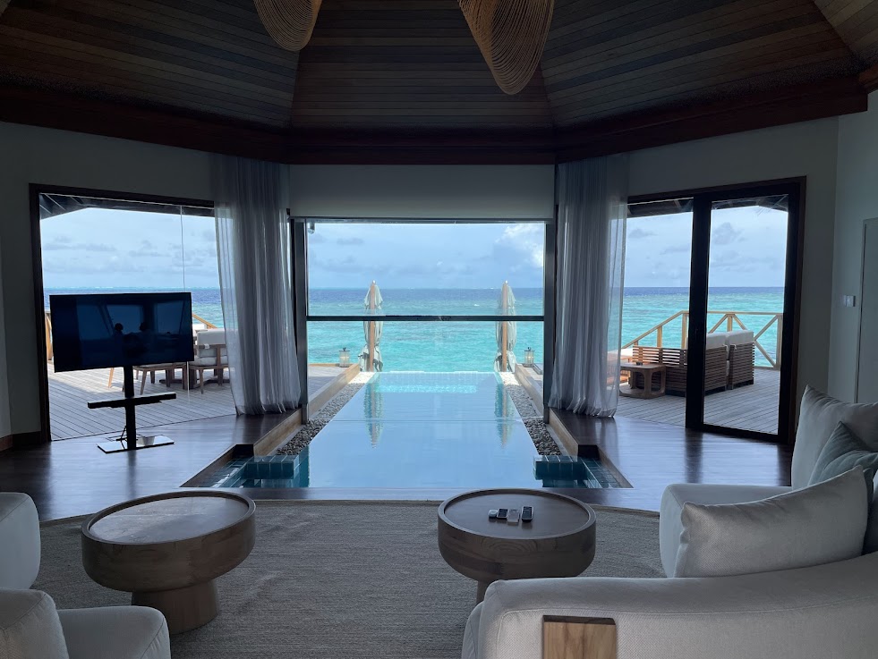 Huvafen FushiのTwo Bedroom Ocean Pavilion、リビングから続く屋内外プール
