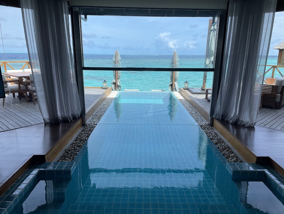 Huvafen FushiのTwo Bedroom Ocean Pavilion、プール越しに見える海の眺め