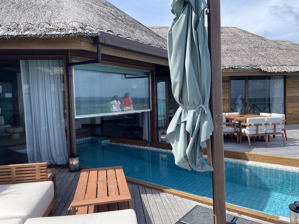 Huvafen FushiのTwo Bedroom Ocean Pavilion、屋外デッキとダイニングスペース