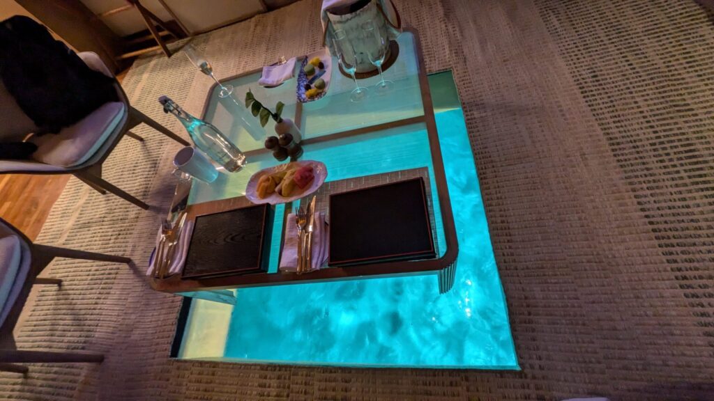 Huvafen Fushiのお部屋、ガラス張りのテーブル越しに見える夜の海