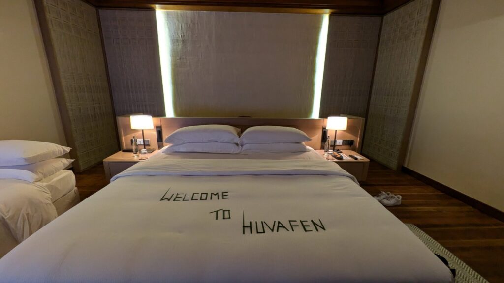 Huvafen Fushiのベッドに置かれたWELCOME TO HUVAFENのメッセージ