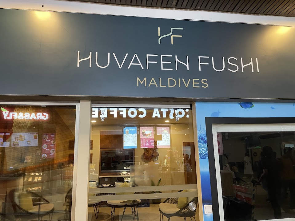 Huvafen Fushiの到着ラウンジの看板